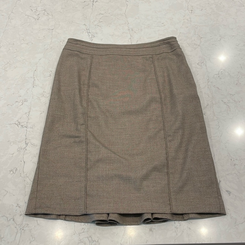 Beautiful White House Black Market brown pencil skirt w/ ruffle detail in back.
